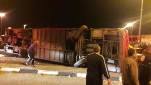 הרוג בהתהפכות אוטובוס בצומת זרזיר, 18 נוסעים אחרים נפצעו