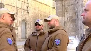 מפולין באהבה: משקמים של בתי קברות יהודיים בורשה באו ללמוד על טרור