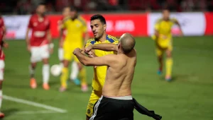 מסתמן: המשטרה תאבטח בעצמה משחקי כדורגל "טעונים"