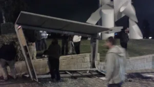 חשד לפיגוע בירושלים: רכב נכנס בתחנת אוטובוס, שני אנשים נפצעו קשה מאוד