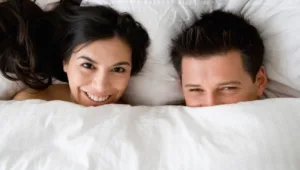 להתפנק במיטה: מדריך לבחירת שמיכה וכרית