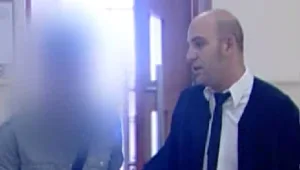 איך מגנים בבית משפט על פדופיל?