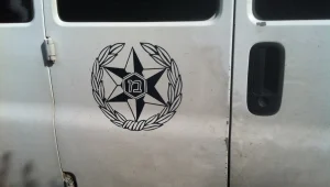 השוטר הבועט, גרסת בני ברק