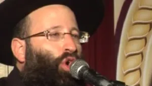 תחקיר: רב הכותל נכשל בבחינות הרבנות, אך מציג עצמו כרב מטעמו