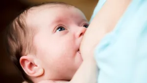 האם כדאי לשלב מים בהנקה מלאה?