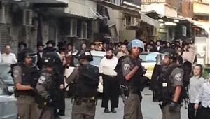 חייל חרדי נרגם באבנים במאה שערים; המתפרעים: "נתקוף כל חייל שיגיע לשכונה"