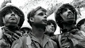 מי הם החיילים בתמונת "הצנחנים בכותל"?