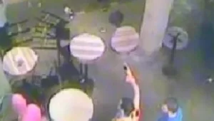 תיעוד: עובד ערבי הותקף במסעדה בת"א; "כולם עמדו והסתכלו"