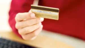 חשד: קנה מוצרים בשווי אלפי שקלים באמצעות כרטיסים שהדליף ההאקר