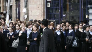 בעזרת השם: כך הרבנים מוציאים ילדים מבית אמם