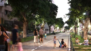 ובלילה, עיר הולכת אבודה