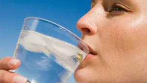 מים, סודה או מיץ: מה הכי מומלץ לבריאות?