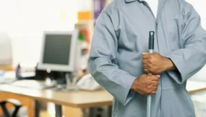 מחצית מהצעירים המועסקים בישראל - חסרי השכלה על תיכונית