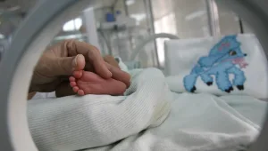 פג מאושפז במצב קשה בביה"ח קפלן - אימו מורדמת ומונשמת