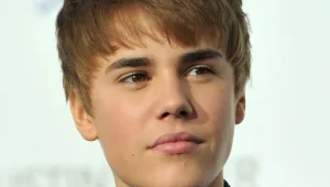 ג'סטין ביבר משיק סרט ותספורת חדשה