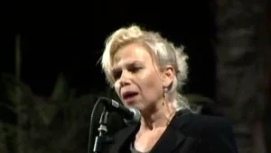הסטטוסים והציוצים בנושא המתלוננת א'