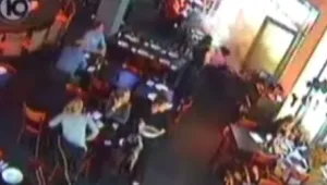 תיעוד: הגל הגדול שהגיע אל המסעדה בנמל תל אביב