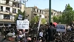 רבבות הפגינו בבני ברק: "תורה ובג"ץ – התורה קובעת"
