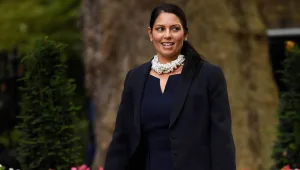 בעקבות פגישותיה עם פוליטיקאים ישראלים בארץ: שרה בריטית התפטרה