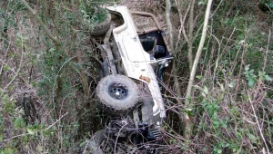 תיעוד: נהג ג'יפ נכנס במשאית בשולי הכביש