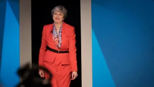 הבחירות בבריטניה: מיי איבדה את הרוב בפרלמנט; קריאות להתפטרותה