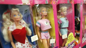 לא בת 16: כיצד השתנו פניה של בארבי ב-56 שנות קיומה? צפו