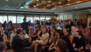 תיעוד: מפגינים פרו פלסטינים קטעו את הרצאתו של ניר ברקת בארה"ב