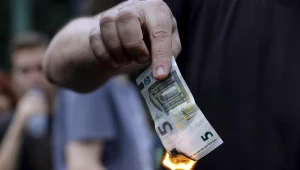 המשבר ביוון: אלפים הפגינו נגד תוכנית החילוץ האירופית