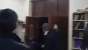 תקיפה בבית כנסת בצפון לונדון: 8 נעצרו לאחר שהתפרצו לתפילה ופצעו את המתפללים