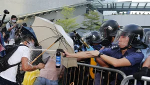 עשרות אלפים הפגינו בהונג קונג בעד הדמוקרטיה, המשטרה הגיבה בגז מדמיע