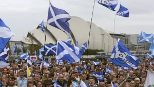 רחובות תוססים והתרגשות היסטורית: דיווח מרחובות סקוטלנד