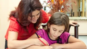 איך להושיב את הילדים לעשות שיעורי בית?