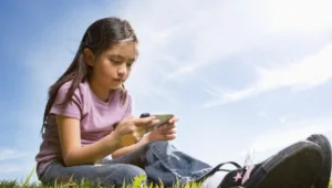 הילדה שיחקה בטלפון והאב חויב באלפי שקלים