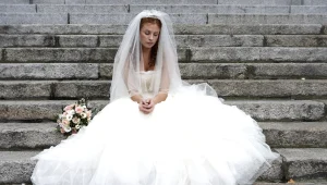 לחרוש או להתחתן עם עשיר?