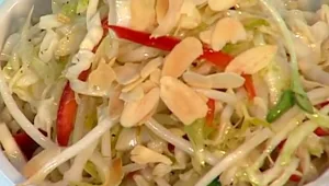 מתכון לכרוב מוקפץ עם נבטים ובוטנים