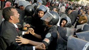 המחאה במצרים נמשכת: אלפים מפגינים נגד השלטון, 860 נעצרו