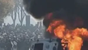 צרפת בוערת: הפגנות ושביתות נגד הרפורמה בפנסיה