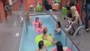 ניו יורק: פחי זבל ענקיים הפכו לבריכות שחייה