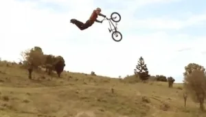 מטוס כמעט פוגע בבן אדם