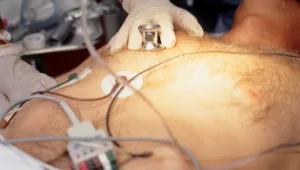 שליח הביא מכתב פיטורים לעובד והותקף קשות