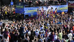 צפו בשחקני ברצלונה חוגגים עם מאות אלפי אוהדים ברחבי העיר