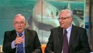 איך מפחידים כריש? צפו בלונדון מדגים בשידור חי