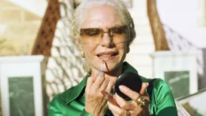 סבתא דור 3 - ביקיני, דוגמנות ובילויים