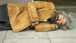 למה ריצ'ארד גיר מחטט בפחים ברחובות ניו-יורק?