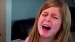 קימל עשה את זה שוב: צפו בתגובה של הילדים ששומעים שההורים אכלו להם את כל הממתקים