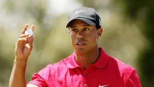 טייגר וודס מתהדר בחברה בת 22