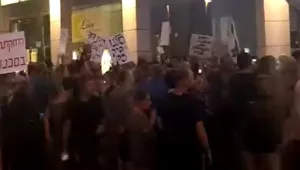 במהלך הפגנה בפתח תקווה נגד נתניהו: שלושה מפגינים נעצרו