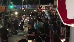 מאות מפגינים בתחנת "רכבת מרכז": "החיילים שלנו 'אכלו' אותה"