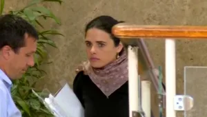 האם קיימת כנופיית 'שלטון החוק' שתופרת לאנשים תיקים?