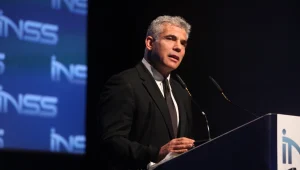 לפיד מנסה לבלום את חגיגת השכר בלאומי